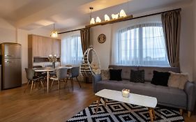 Goldenapartment